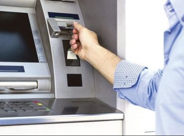 Un bărbat de 50 de ani a găsit 5.000 de euro în fanta unui bancomat din Iaşi