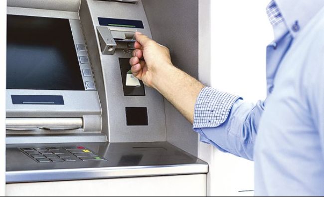Un bărbat şi-a însuşit 1.300 de euro uitaţi în fanta unui ATM
