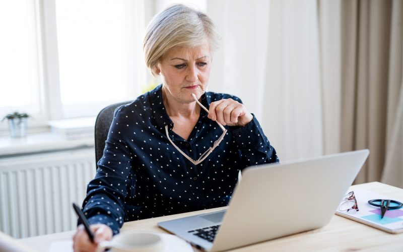 Femeile care vor să muncească până la 65 de ani nu pot ieşi mai devreme la pensie decât anticipat, adică cu penalizare