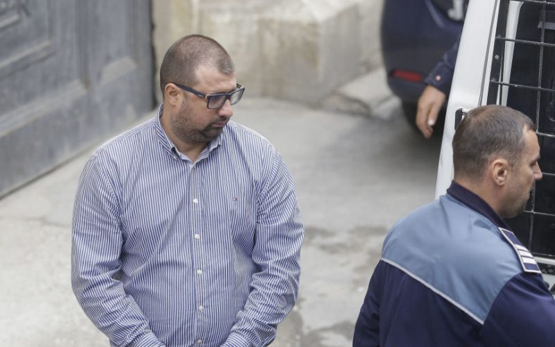Fostul ofiţer SRI Daniel Dragomir, condamnat definitiv la la 3 ani şi 10 luni închisoare cu executare şi dat în urmărire, s-a predat la o secţie de poliţie din Bari