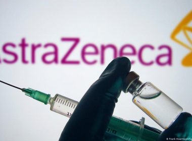Universitatea Oxford opreşte testarea vaccinului AstraZeneca pe copii şi adolescenţi