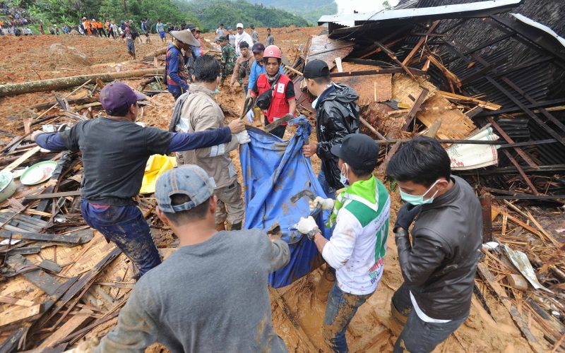 Indonezia: Şase decese, o persoană dată dispărută în urma unei alunecări de teren la un sit minier