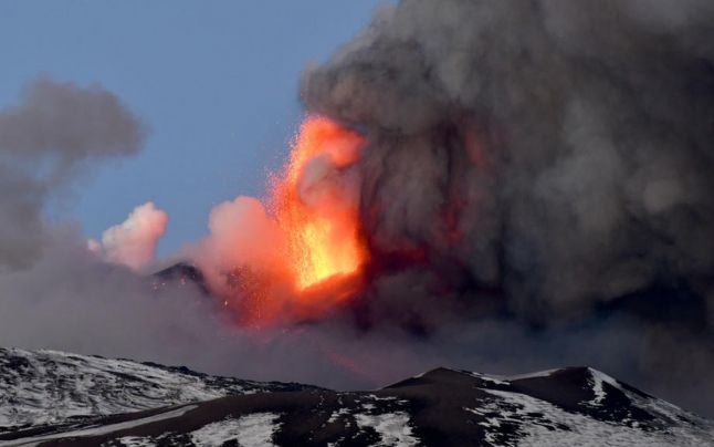 A erupt vulcanul Etna. Este cea mai semnificativă izbucnire din ultimii ani