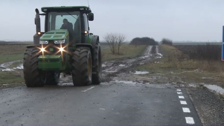 Un drum proaspăt reabilitat din Arad se opreşte în câmp. Şoseaua a fost asfaltată doar până la graniţa dintre judeţe