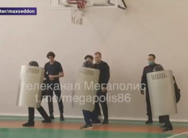 Demonstraţie a jandarmilor ruşi la şcoală. Elevii sunt învăţaţi să aresteze protestatari