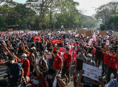 Continuă protestele uriaşe faţă de lovitura de stat din Myanmar. Sute de mii de oameni cer eliberarea liderilor politici