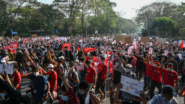 Continuă protestele uriaşe faţă de lovitura de stat din Myanmar. Sute de mii de oameni cer eliberarea liderilor politici