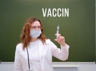 3.800 de cadre didactice imunizate în prima zi a campaniei de vaccinare pentru personalul din învăţământ