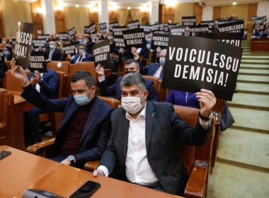 Protest PSD în Parlament. Deputaţii lui Ciolacu au venit cu pancarte pe care scrie „Demisia Voiculescu”. PSD depune moţiune simplă
