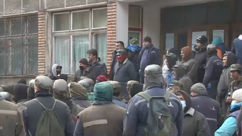 Proteste în Valea Jiului. Minerii refuză să iasă din subteran pentru că nu şi-au primit salariile. Când vor primi aceştia banii