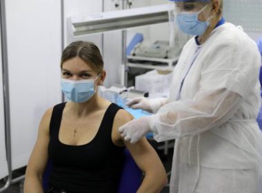 Simona Halep a ieşit cu zâmbetul pe buze de la vaccinul anti-COVID. La Focus Sport, de la ora 19:00, vedeţi cum se simte sportiva noastră, dar şi ce are de gând să facă în continuare.