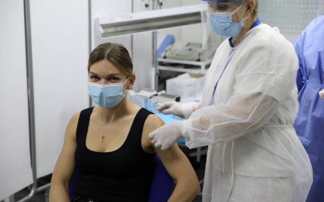 Simona Halep a ieşit cu zâmbetul pe buze de la vaccinul anti-COVID. La Focus Sport, de la ora 19:00, vedeţi cum se simte sportiva noastră, dar şi ce are de gând să facă în continuare.