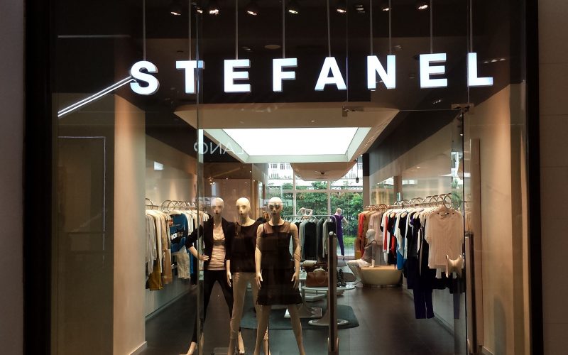 SURPRIZĂ Grupul italian de modă Stefanel, primul retailer străin venit pe piaţa românească, deschizător de drumuri pentru retailerii străini, închide toate magazinele din România