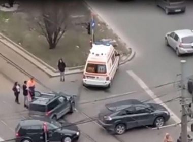 Ambulanţă lovită în intersecţie, trafic paralizat