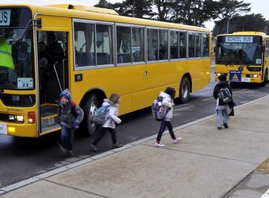 Autobuze şcolare în loc de trafic şi claxoane