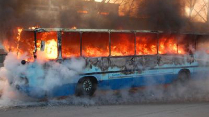 Autobuz în flăcări, pasageri îngroziţi