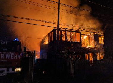 Incendiu de amploare la un depozit cu materiale electrice din Nepos