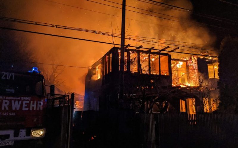 Incendiu de amploare la un depozit cu materiale electrice din Nepos