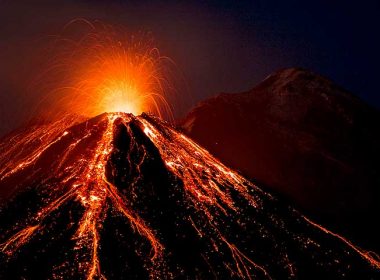 Erupţie spectaculoasă a vulcanului Etna, surprinsă pe camerele de supraveghere.