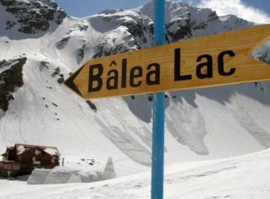 La Bâlea Lac, stratul de zăpadă depăşeşte un metru şi jumătate. Riscul de avalanşă este ridicat