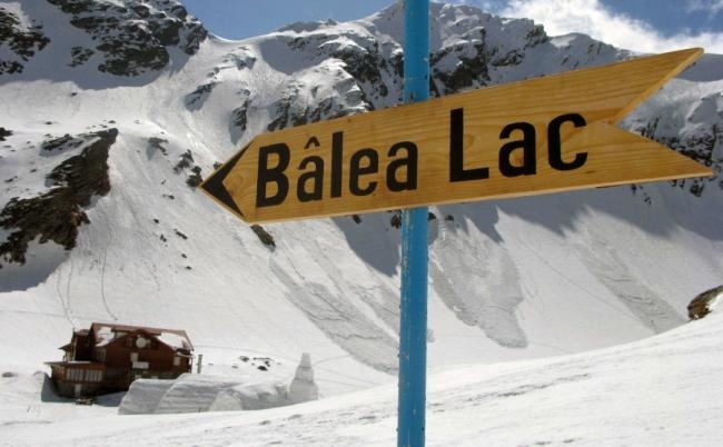 La Bâlea Lac, stratul de zăpadă depăşeşte un metru şi jumătate. Riscul de avalanşă este ridicat