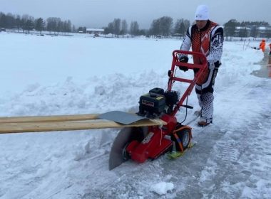 Finlandezii construiesc cel mai mare "carusel din gheaţă"
