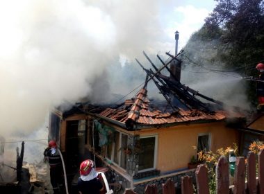 Incendiu la două locuinţe din Comarnic