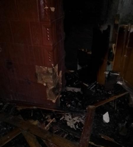 Biserică din judeţul Botoşani, distrusă într-un incendiu. Focul a fost provocat de jarul căzut din sobă