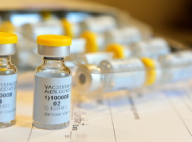 Johnson & Johnson a început livrările de vaccin către UE. România va primi o primă tranşă mai devreme de data programată