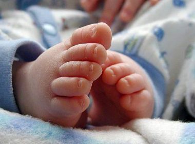 Un bebeluş a murit după ce medicii i-au dat „gazul râsului”, în loc de oxigen
