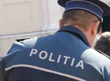 Un tânăr din Suceava s-a dat poliţist şi a spart o petrecere, l-a pus la pământ pe proprietar şi i-a furat telefonul