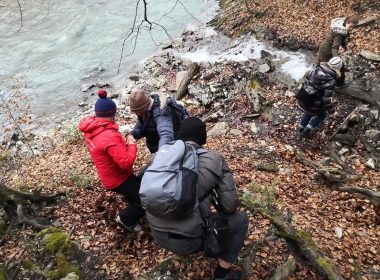 Turişti blocaţi într-o vale în zona râului Prahova, recuperaţi de salvatorii montani