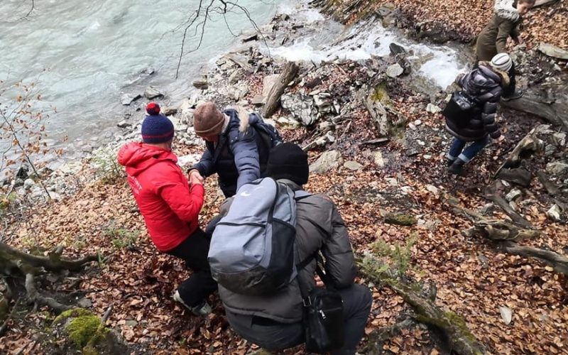 Turişti blocaţi într-o vale în zona râului Prahova, recuperaţi de salvatorii montani