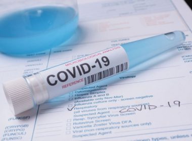 Bilanţ COVID. Peste 7.400 de noi infectări, dar numărul morţilor continuă să fie foarte ridicat: peste 400 de decese