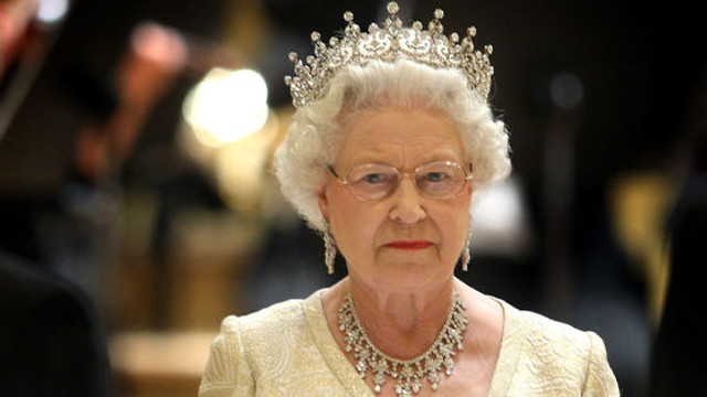 Regina Elisabeta a II-a spune se declară ''întristată'' de dificultăţile cu care s-au confrunat Harry şi Meghan