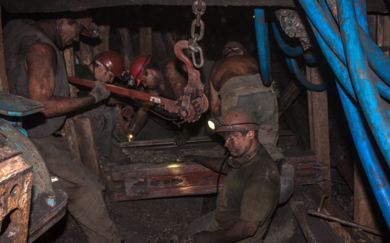 Minerii refuză să iasă din subteran