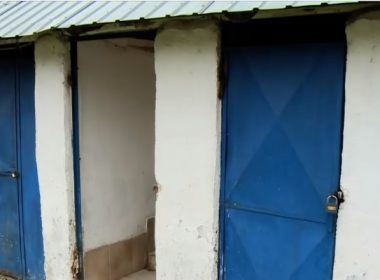 La şcoală, cu toaleta în curte şi fără apă curentă în plină pandemie. Imagini dezolante cu realităţi din România