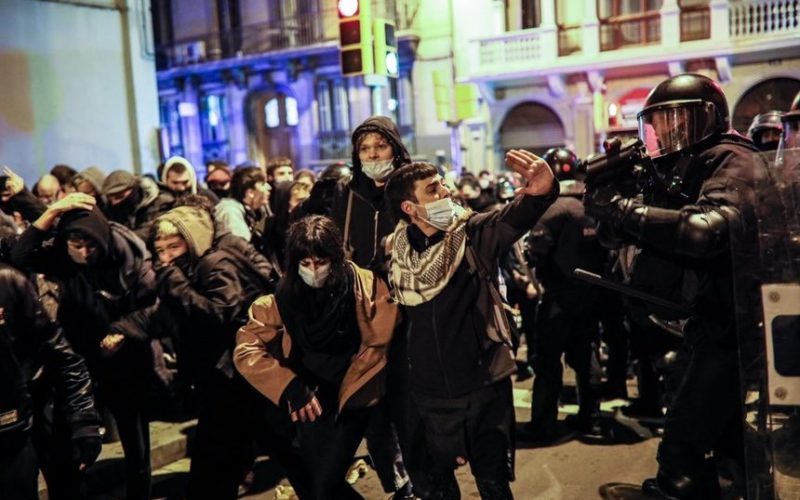 Barcelona: Violenţe în a cincea noapte de manifestaţii de susţinere a rapperului condamnat pentru elogierea terorismului şi calomnierea monarhiei