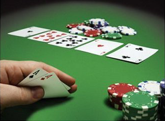 Amenzi pentru 15 persoane care jucau poker. Printre ei, un bărbat care trebuia să stea în carantină