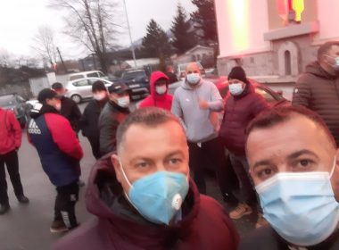 Solidaritate cu minerii din Lupeni, blocaţi în mină de peste 48 de ore - Zeci de localnici s-au deplasat la sediul administrativ al minei, apoi au pornit într-un marş prin oraş / Cum explică ministrul Energiei neplata salariilor