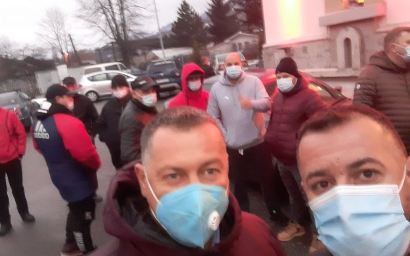 Solidaritate cu minerii din Lupeni, blocaţi în mină de peste 48 de ore - Zeci de localnici s-au deplasat la sediul administrativ al minei, apoi au pornit într-un marş prin oraş / Cum explică ministrul Energiei neplata salariilor