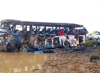 Autobuz răsturnat, 21 de morţi