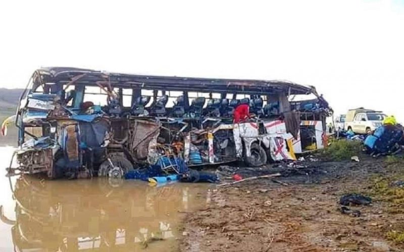 Autobuz răsturnat, 21 de morţi