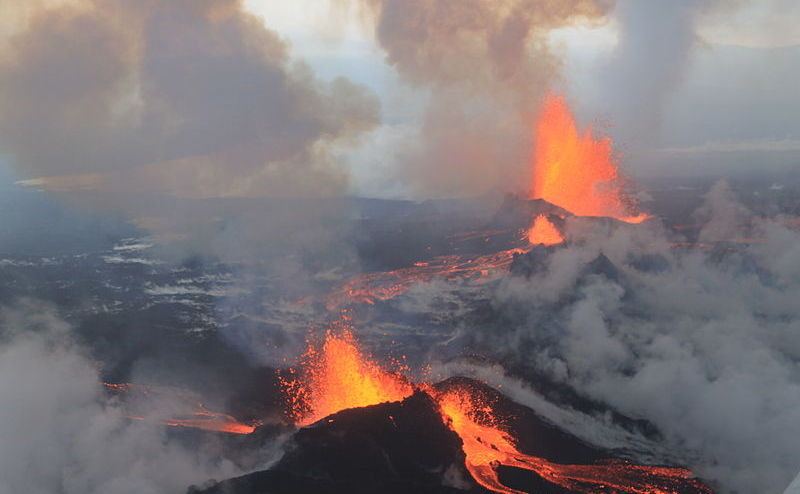 Un vulcan a erupt în apropierea capitalei Islandei, după ce ţara a fost zguduită de zeci de mii de cutremure în ultimele săptămâni