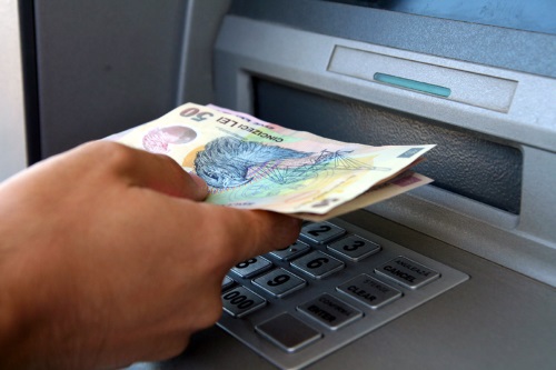 Metoda „Furculiţa“ de furat bani din bancomate. Cei trei hoţi, la închisoare
