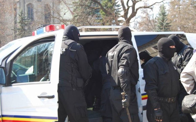 Cum au torturat cei 9 poliţişti din Bucureşti două persoane care le-au reproşat că nu poartă mască. Detalii şocante din dosar