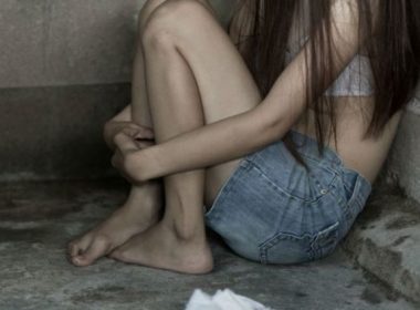 Copilă, racolată de o prostituată pentru raporturi sexuale cu ea şi „peştele” ei. Filme cu ei au ajuns pe internet