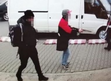 Ameninţări cu arma în faţa unui supermarket din Bucureşti