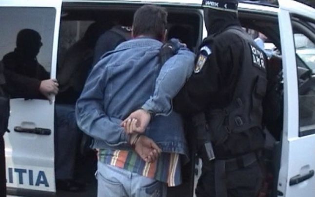Un inginer pedofil din Vălenii de Munte, acuzat că şi-a batjocorit fiica ani la rând, arestat pentru 30 de zile