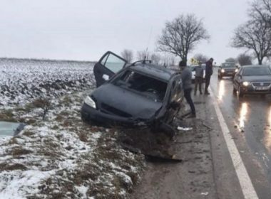 Accident grav la ieşirea din Botoşani. Două autoturisme s-au ciocnit frontal după o depăşire greşită
